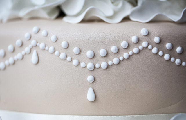 icing details on cake